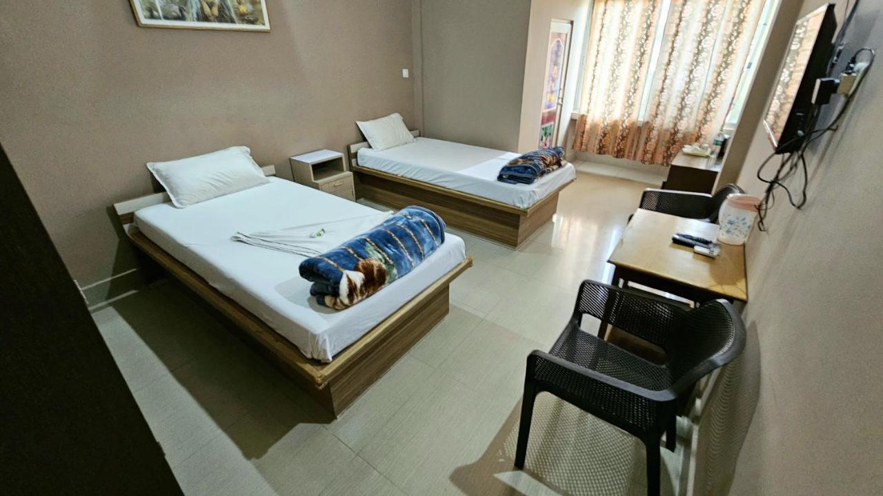 Hotel Rishiraj Jorhāt Exterior foto
